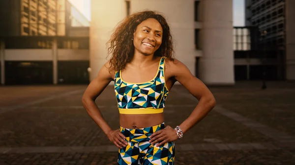Güneşli Bir Günde Genç Siyah Afrikalı Spor Kadın Portresi — Stok fotoğraf