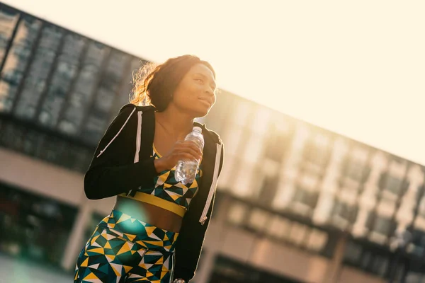 Jovem Negra Africana Desportiva Mulher Retrato Livre Beber Água Dia — Fotografia de Stock