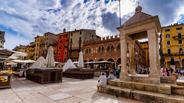 意大利维罗纳 2020年10月24日 市场广场 Piazza Delle Erbe 的美丽景观 罗马广场拥有一个繁忙而风景秀丽的市场 — 图库照片