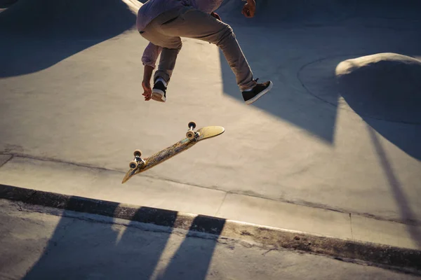 Retrato Skater Saltando Parque Skate Luz Del Atardecer Estilo Vida —  Fotos de Stock