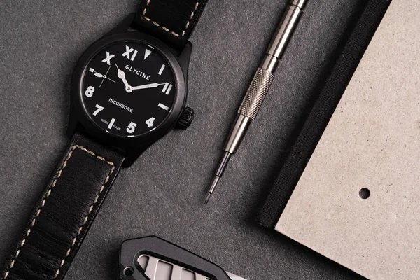 Bologna イタリア 2020年10月 Glycine Incurroreカリフォルニア文字盤時計トップダウンビュー Glycine Watchは1914年に設立されたスイスの腕時計メーカーで スイスのビエンヌに拠点を置いています — ストック写真