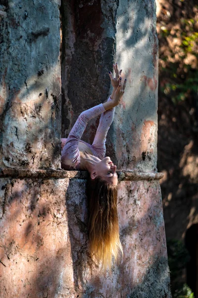 Junge Schöne Ballerina Posiert Draußen Einem Alten Turm Ballerina Projekt — Stockfoto