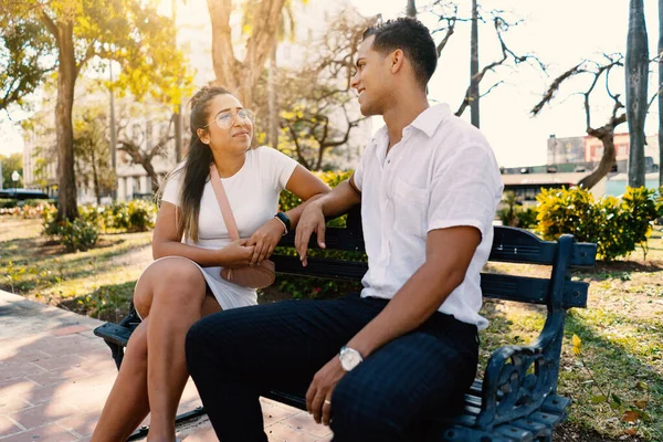 年轻夫妇在街上一起坐在长椅上聊天 生活方式 古巴哈瓦那 — 图库照片