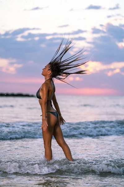 Сексуальна Молода Жінка Портреті Бікіні Пляжі Довгим Волоссям Сонячне Світло — стокове фото