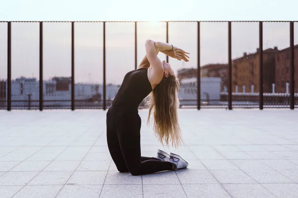 Selbstbewusste Junge Sportliche Stadtporträt Frau Beim Stretching Freien Der Stadt — Stockfoto
