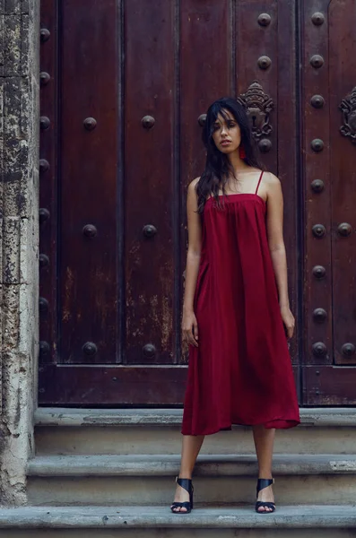 在古巴哈瓦那 身穿红色连衣裙的年轻漂亮女子全身像 — 图库照片