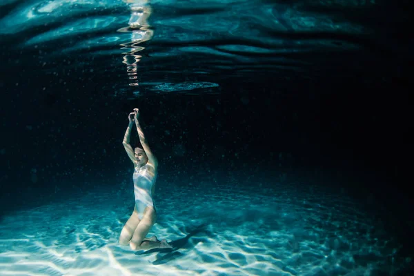 Undervannskvinneportrett Svømmebasseng Natten Drømmeaktig Bilde – stockfoto