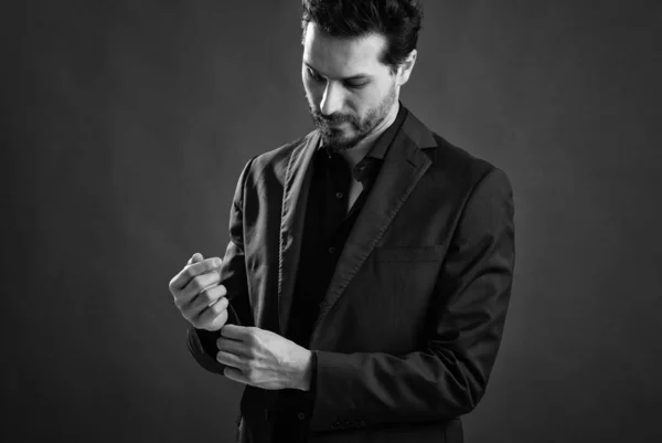 Zelfverzekerde Elegante Man Close Portret Tegen Donkere Achtergrond Zwart Wit — Stockfoto