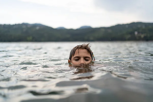 Intimes Porträt Eines Kleinen Jungen Einem See Lebensstil Geringe Tiefenschärfe — Stockfoto