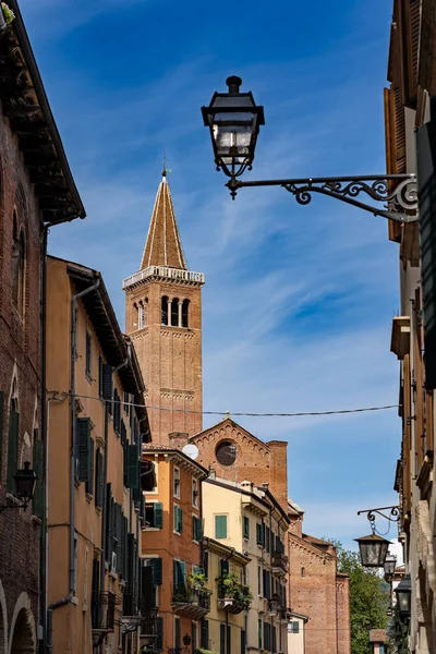ソットリヴァ通りとサンタアナスタシア大聖堂の塔 イタリアのヴェローナ — ストック写真