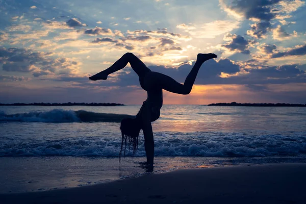 Plajda Baş Aşağı Duran Genç Kadın Portresi Silueti Dramatik Gökyüzü — Stok fotoğraf