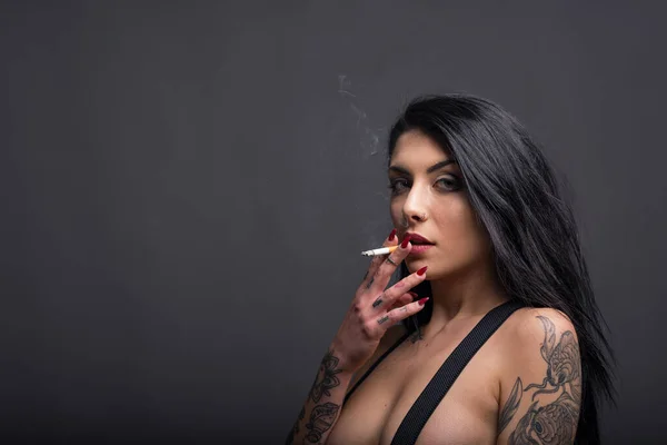 Retrato Sensual Mulher Bonita Com Tatuagem Fumando Contra Fundo Escuro — Fotografia de Stock