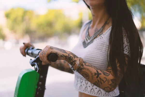 Jonge Tattoed Vrouw Met Elektrische Scooter Detail Straat Van Madrid — Stockfoto