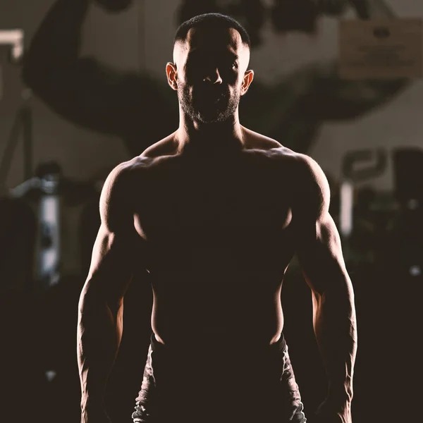 Självsäker Man Porträtt Gymmet Med Dramatiskt Ljus — Stockfoto