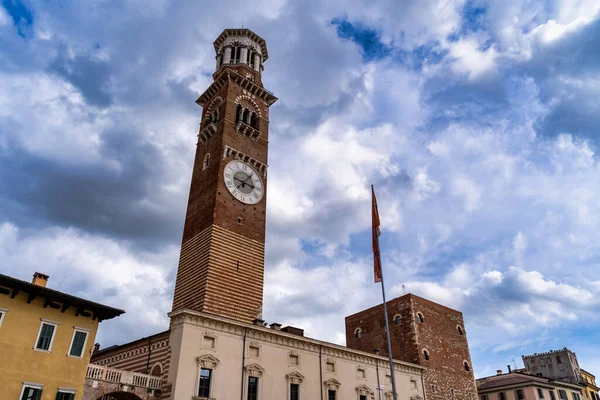 Torre Dei Lamberti Středověká Věž Století 1403 Náměstí Piazza Delle — Stock fotografie