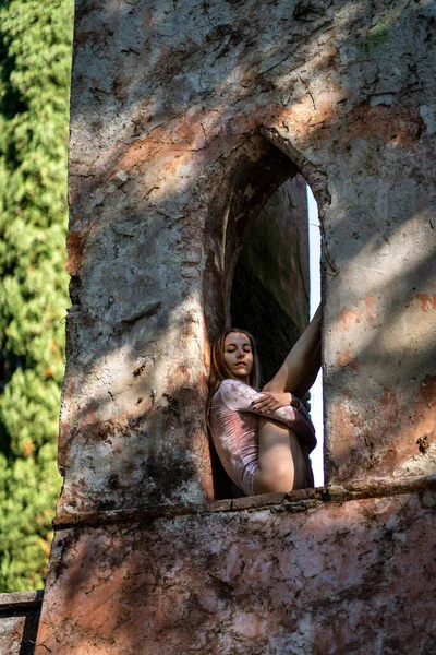 Jonge Mooie Ballerina Poseren Buiten Een Oude Toren Project Voor — Stockfoto