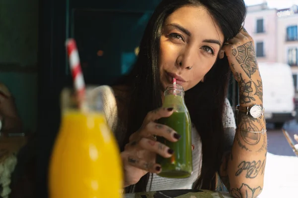 Jovem Casal Que Gosta Sucos Frutas Bebe Dentro Café Concentre — Fotografia de Stock
