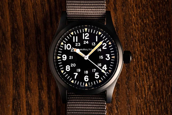 博洛尼亚 意大利 2020年3月 汉密尔顿 卡基Pvd机械军事手表 在20世纪60年代 美国军队需要一个在实战中对飞行员来说既易读又耐用的计时器 有选择的重点 — 图库照片