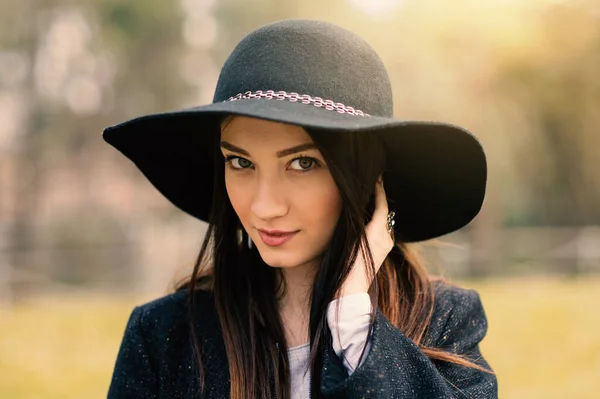 Beautiful Woman Portrait Outdoors Park Wearing Vintage Hat — 图库照片