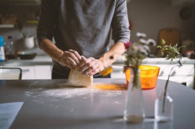 Evde ev yapımı fırın hazırlığı. Yüzeyin derinliği. Gerçek yaşam tarzı.