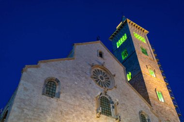 Trani Katedrali, San Nicola Pellegrino, denize bakan ünlü katedral, geceleri. Apulia, İtalya.