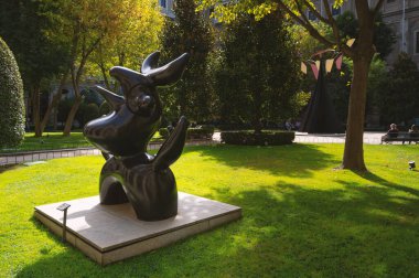 MADRID, İspanya - Ekim 2019: Oiseau lunaire (Moonbird) by Joan Mir Reina Sofia Müzesi 'nin eski hastane binasındaki avlusunda. İspanya 'nın 20. yüzyıl sanat müzesi.. 