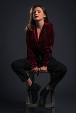 Kendine güvenen güzel bir kadın stüdyo stüdyosu. Tüm vücut portresi. Uzun sarı saçlı.. 