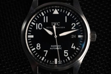 BOLOGNA, İWC SAAT, 2019 ARALIK. International Watch Co. İsviçre 'nin Schaffhausen şehrinde bulunan lüks bir İsviçre saat üreticisidir. Yüzeyin derinliği. İllüstrasyon Editörü.