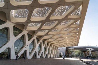 Marakeş, Fas - Nisan 2019: Menara Havaalanı'nın dış görünümünde turistler yürüyor. Marakeş-Tensift-El Haouz bölgesinin başkenti Marakeş'e hizmet veren uluslararası bir havaalanıdır.. 