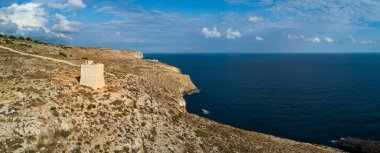 Tal-amrija Kıyı Kulesi panoramik manzara, Ghar Lapsy körfezi. Malta adası. 