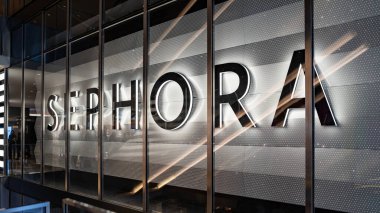New York - Şubat 2020: Sephora mağazası. Sephora, 1970 yılında Paris 'te kurulan Fransa merkezli çok uluslu kişisel bakım ve güzellik mağazaları zinciri..