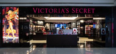 New York, Şubat 2020 Victoria 's Secret mağazası paravanı. Victoria 's Secret en büyük Amerikan iç çamaşırı perakendecisi.. 
