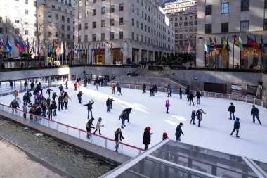 NEW YORK - Şubat 2020: 5. caddedeki Rockefeller Center plazasında buz pateni. 1939 yılında Rockefeller ailesi tarafından inşa edilmiş ve 1987 yılında Ulusal Tarihi eser ilan edilmiştir..