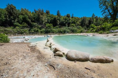 Doğal termal yüzme havuzunda Bagni di Petriolo. Toskana, İtalya.
