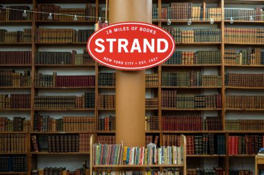 NEW YORK - FEBRUARY, 2020: The Strand Kitabevinin iç görünümü, Doğu 12. Cadde 'nin köşesindeki 828 Broadway' de bağımsız bir kitapçı..