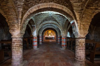 OFFIDA, İtalya - 2020 OCAK: Santa Maria della Rocca Kilisesi iç görünümü. Mart Bölgesi, İtalya