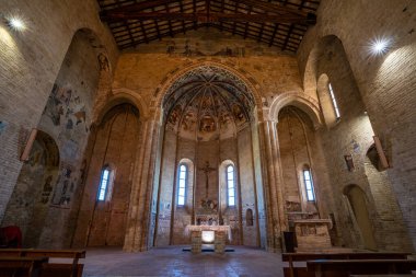 OFFIDA, İtalya - 2020 OCAK: Santa Maria della Rocca Kilisesi iç görünümü. Mart Bölgesi, İtalya