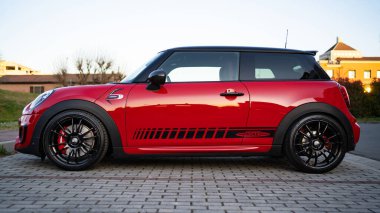 BOLOGNA, İtalya - 2020 Mart: Yeni Mini John Cooper Works. John Cooper Works (İngilizce: John Cooper Works, JCW), BMW 'ye ait bir markadır. 2002 'de Michael Cooper tarafından kuruldu..