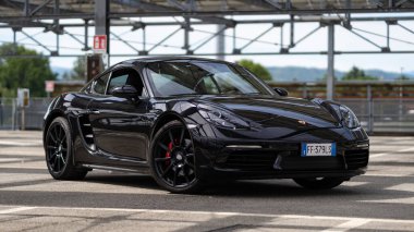 BOLOGNA, İtalya - 2020 Ağustos, Porsche 718 sokağa park edildi. Porsche, 1931 yılında kurulan yüksek performanslı spor arabalar, cipler ve sedanlarda uzmanlaşmış bir Alman otomobil üreticisi..