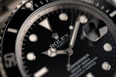 BOLOGNA, İtalya - 2020 MARCH: Rolex Submariner yakından, sığ alan derinliği. Rolex SA, 1905 yılında İngiltere 'nin başkenti Londra' da kurulmuş İsviçreli lüks bir saatçidir. İllüstrasyon Editörü.