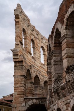 Verona Arena dış görünüş. Arena, İtalya 'nın Verona kentindeki Piazza Bra kentinde bulunan bir Roma amfitiyatrosudur. Birinci yüzyılda yapılmış..