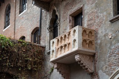 Juliet 'in Verona, İtalya' daki balkonunda.