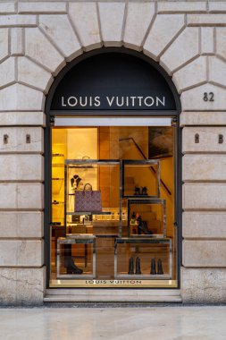 VERONA, İtalya - Ekim 2020: Louis Vuitton mağaza penceresi. Louis Vuitton ya da kısaca LV, 1854 yılında Louis Vuitton tarafından kurulan Fransız moda evi.. 