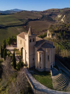 Eski kilise Santa Maria della Rocca panoramik hava manzaralı. Offida, Marche bölgesi, İtalya.