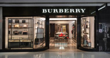 New York - Şubat 2020: Burberry Store 'da. Burberry Group bir İngiliz lüks moda evi, dış giyim, moda aksesuarları, parfümler, güneş gözlükleri ve kozmetik ürünleri dağıtıyor..