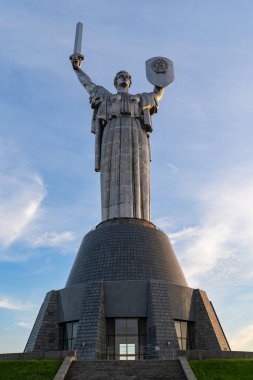 KIEV, UKRAINE - MAYIS 2019: Anavatan Anıtı günbatımında yerden manzara.
