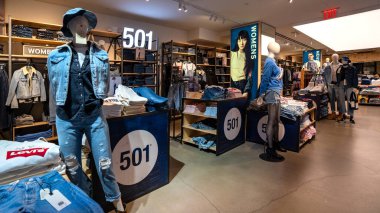 NEW YORK - Şubat 2020: Levi Strauss and Co. amiral gemisi Times Meydanı 'nda. Levi Strauss & Co., kot pantolonları ile dünya çapında tanınan bir Amerikan giyim şirketidir. 1853 'te kuruldu..