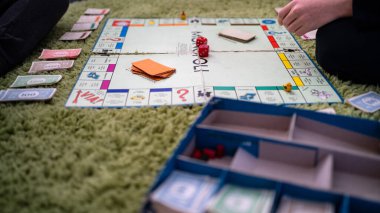 BOLOGNA, İTALYA - Mart 2020: Monopoly Tahta Oyunu. Klasik emlak ticareti oyunu Monopoly, 103 'ten fazla ülkede lisanslı olan uluslararası popüler kültürün bir parçası haline gelmiştir..