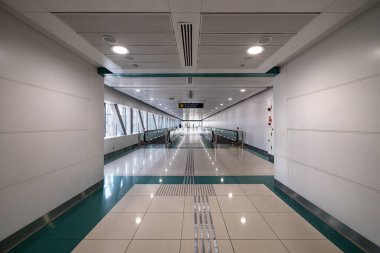 DUBAI, BAE - Ekim 2018 Jumeirah Lakes metro istasyonu. JLT, 4 yapay gölün kenarları boyunca inşa edilen 79 kuleden oluşan büyük bir gelişmedir.. 