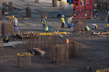 DUBAI - Ekim 2018: Su Kanalı dışında yeni takım yıldızları üzerinde çalışan adamlar.